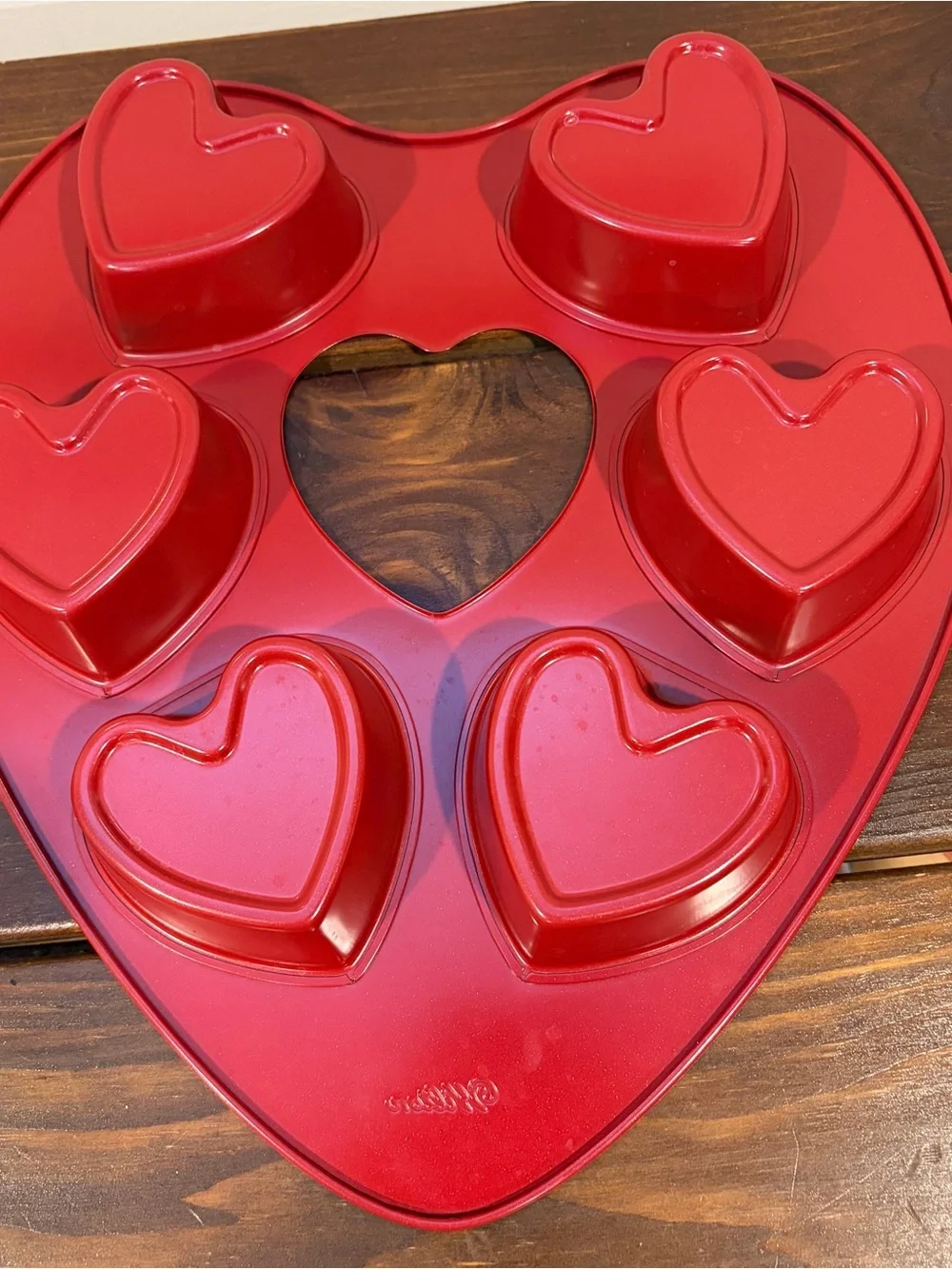 WILTON RED METAL VALENTINE HEARTS MUFFIN CUPCAKE TIN--RETIRED, EUC